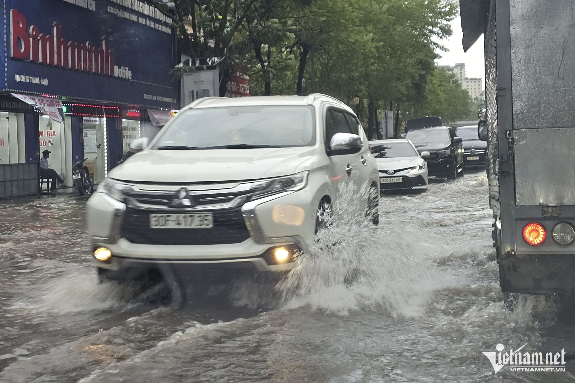 w-lai-xe-troi-mua-3708